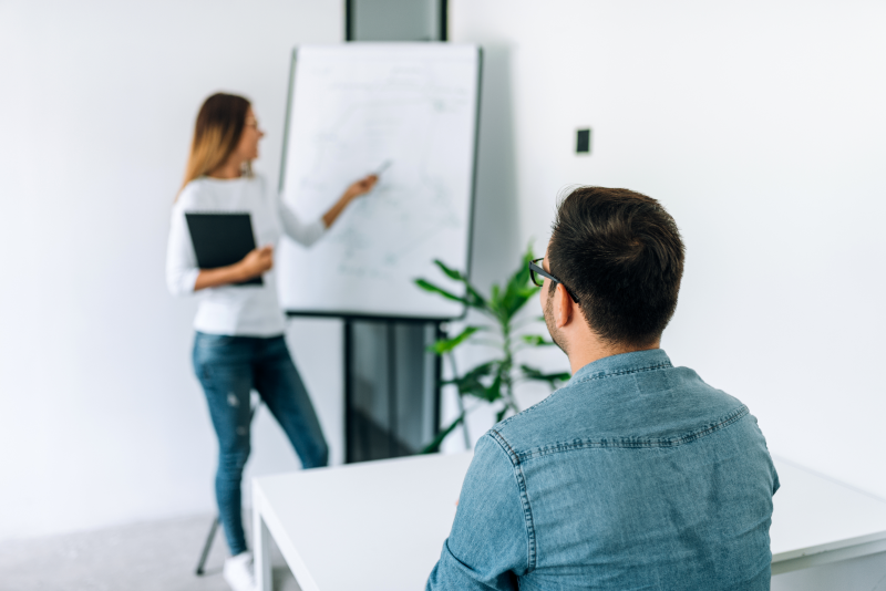 jeune homme en cours de langue privé